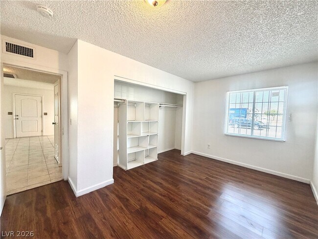Building Photo - 3427 E Cheyenne Ave