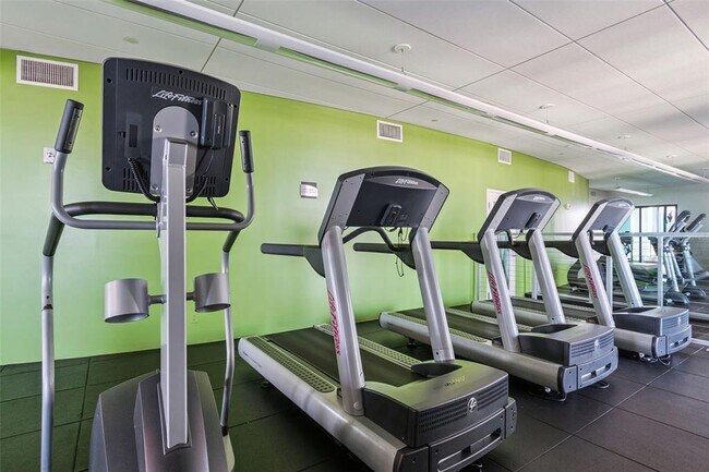 Building Photo - 1 Beach Dr SE