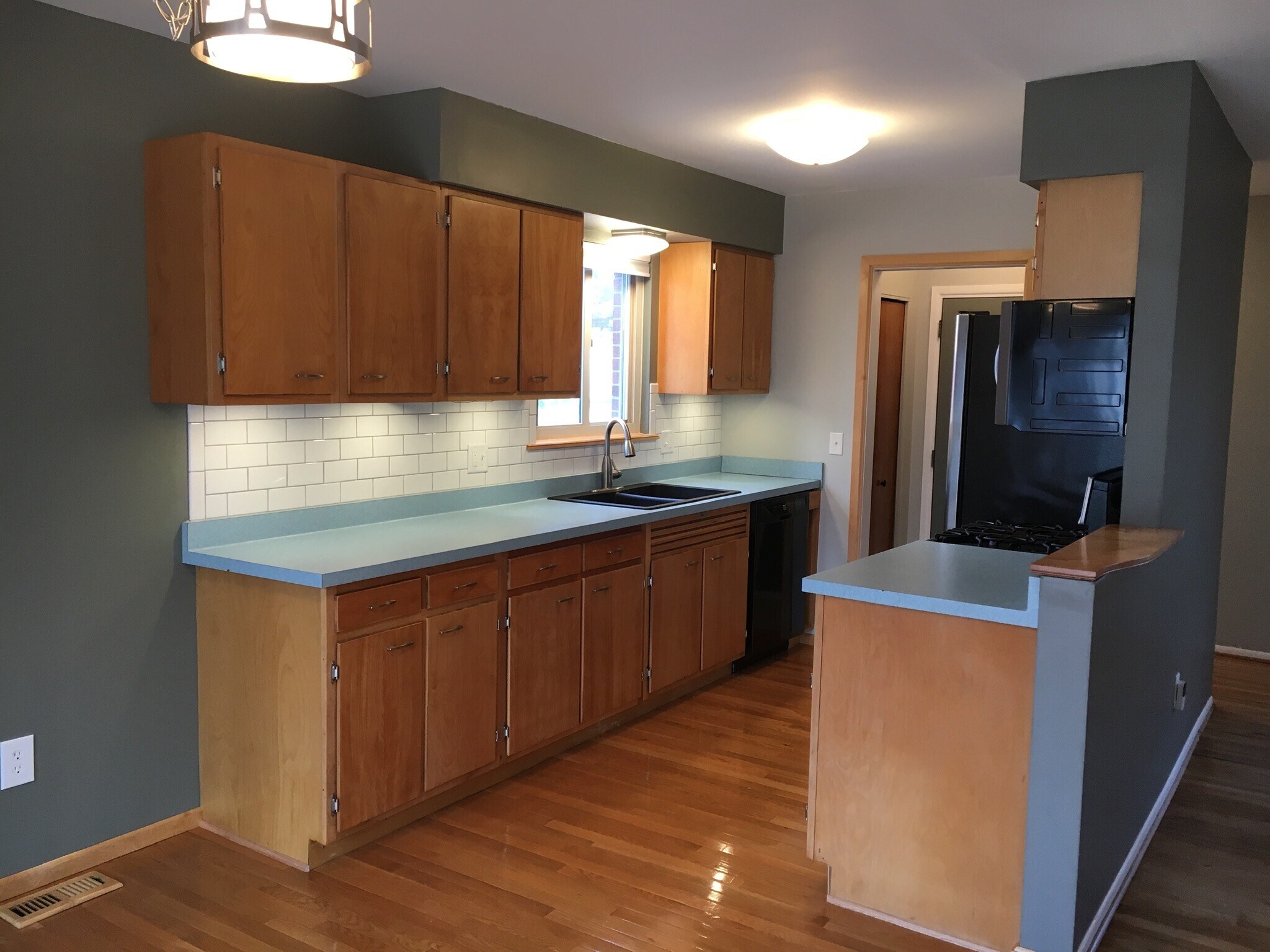 A cook's kitchen, ideal for entertaining - 3160 Fernwood Ave
