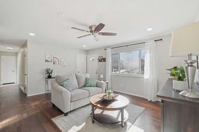 Building Photo - 4 Bed Beauty on West Side!