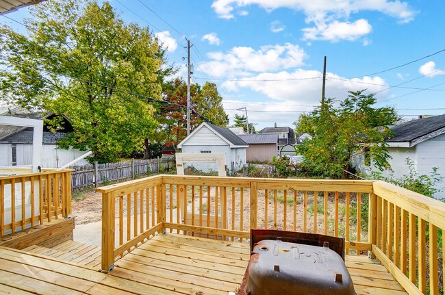 Building Photo - Two Bedroom, One Bathroom House in Hamilton