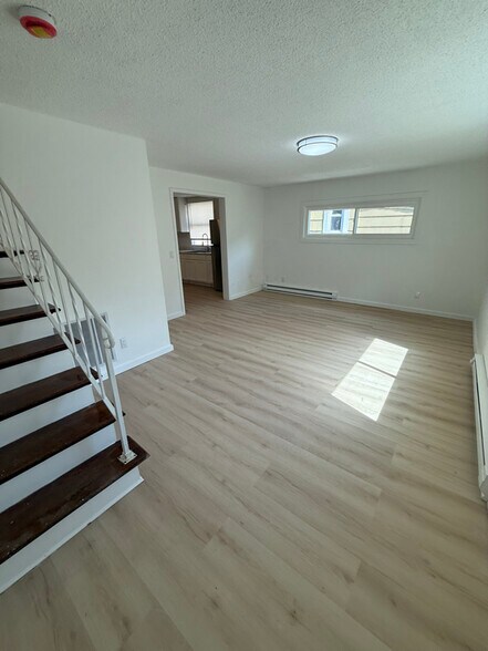 Building Photo - 109 6th Ave