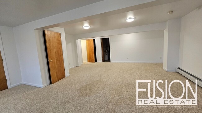 Building Photo - Bright, Spacious End-Unit Townhome in Prem...