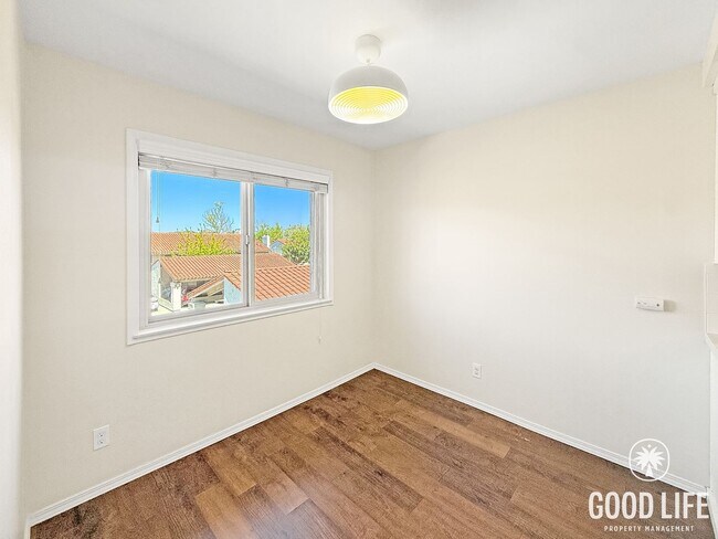 Building Photo - Top-Floor 3BR Retreat with Balcony Views & In-Unit Laundry in San Diego!