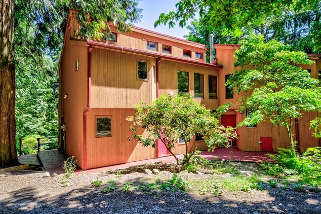 Building Photo - Private 3 Bedroom Home in the Woods