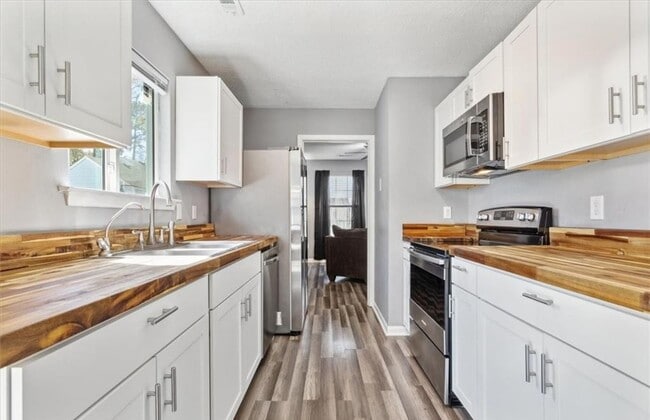 Building Photo - Spacious 4 bedroom, 2.5 bath home in Cobbl...