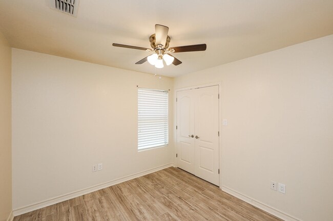 Building Photo - 9813 Sandhill Dr