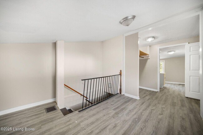 Building Photo - 1112 E Oak St