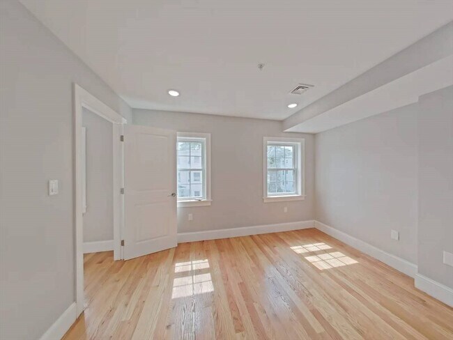 Building Photo - 84 Chelsea St