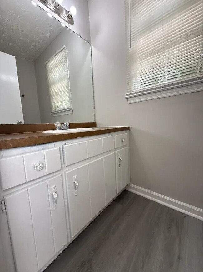 Building Photo - 2870 Lakemont Dr SW