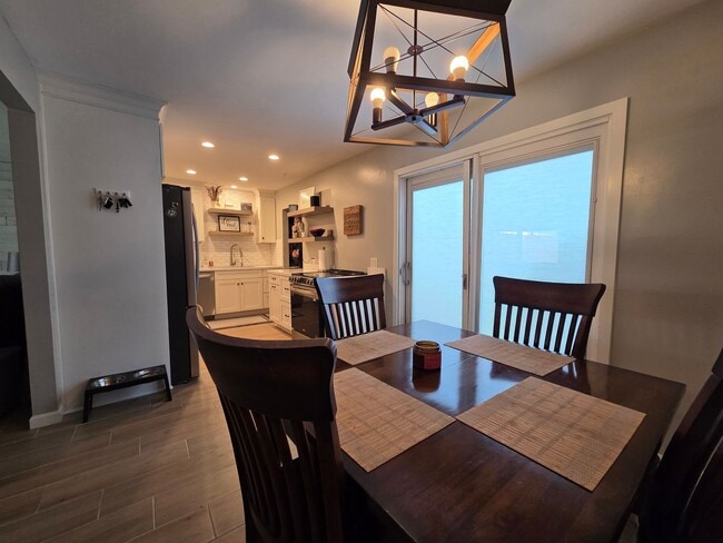 Building Photo - 2 Bedroom 2.5 Bath Town House in West Ventura