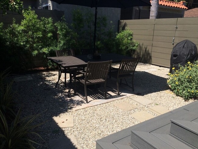 Building Photo - This charming, updated 2-bedroom, 2-bathroom home in a great Culver City location is now available!