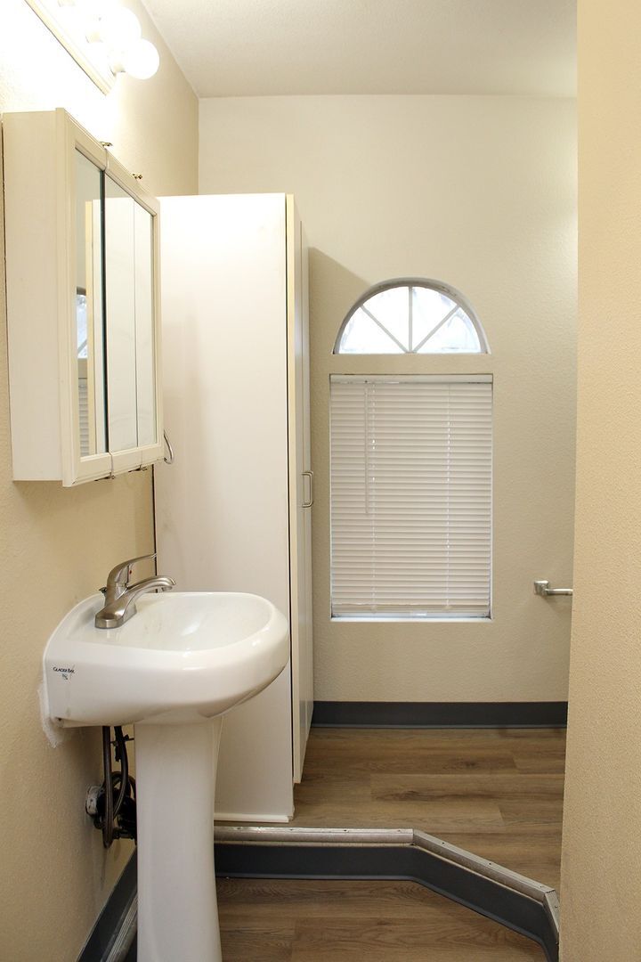 Building Photo - 7937-7937 N Fessenden St