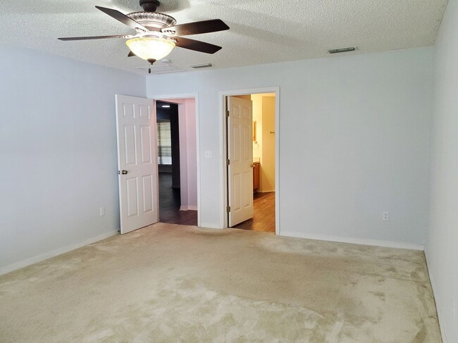 Building Photo - 4 Bedroom 2 Bath home located in heart of ...
