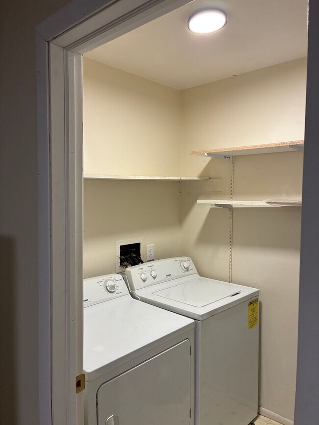 Building Photo - Cozy 2 Bedroom 1 Bath Duplex! Available Now!