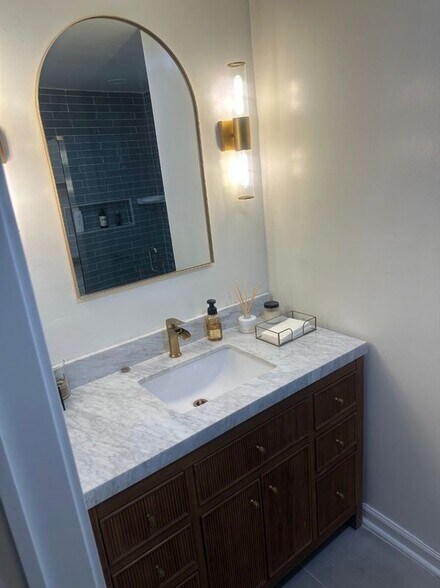 Building Photo - 2434 Rockcliff Rd SE