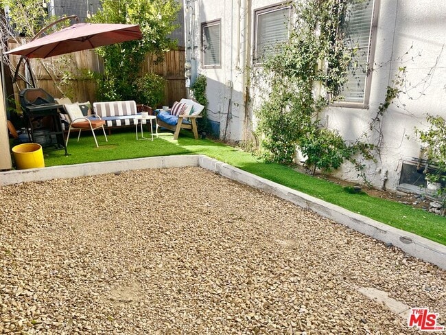 Building Photo - 1205 N Orange Grove Ave