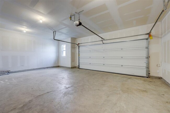Building Photo - 210 Seneca Loop