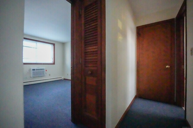 Building Photo - 4 Van Zant St