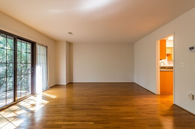 Building Photo - Beautiful 3 Bed 3.5 Bath Brick Interior To...