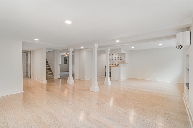 Building Photo - 828 Lemont Dr