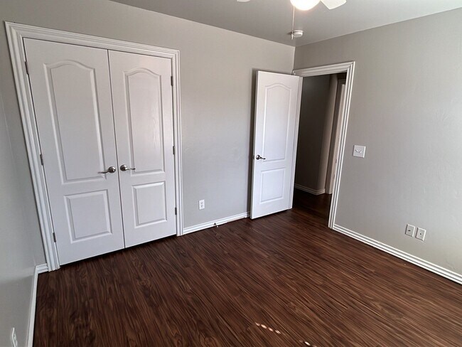 Building Photo - 4 Bedroom 2 Bath Duplex in Mustang!  $1270 Per month!