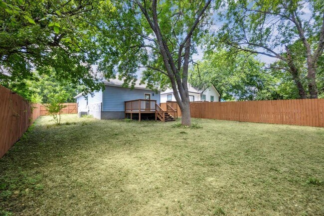 Building Photo - 810 E Navarro St
