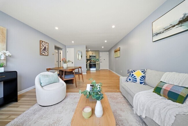 Building Photo - 20 Radcliffe Rd