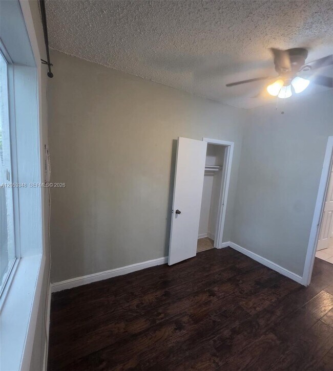 Building Photo - 1008 N 18th Ct