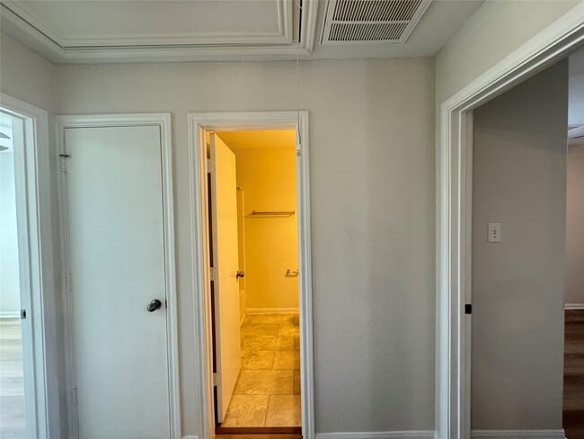 Building Photo - 7906 Emerald Oak Dr