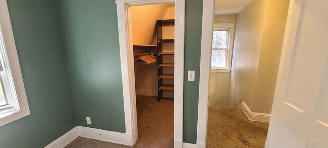 Building Photo - Charming 3 Bedroom