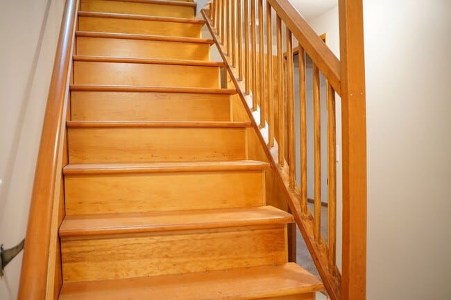 Building Photo - Close-in SE: Nicely Renovated Mid-Century 3-Bed w/Full Basement!