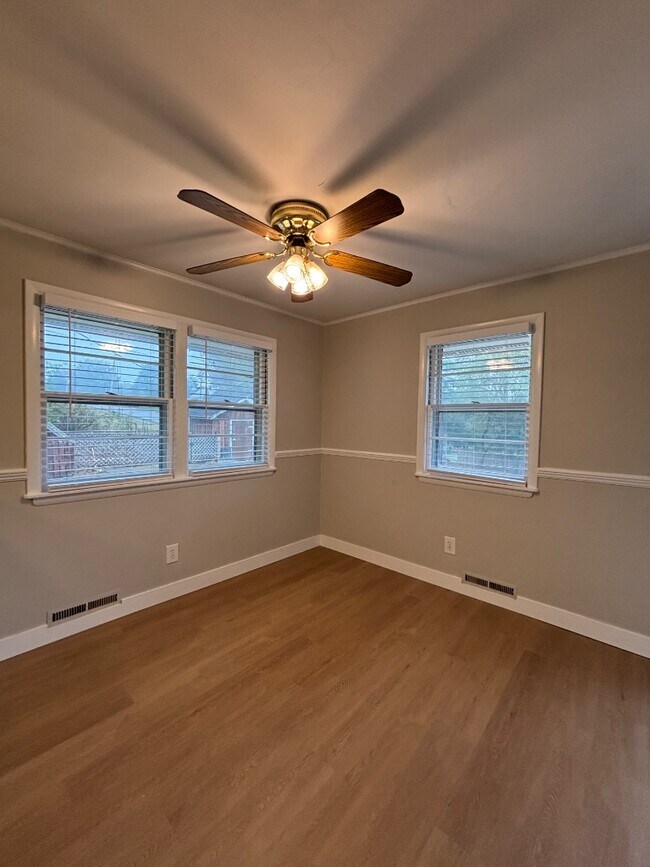 Building Photo - 1951 Elmwood Dr E