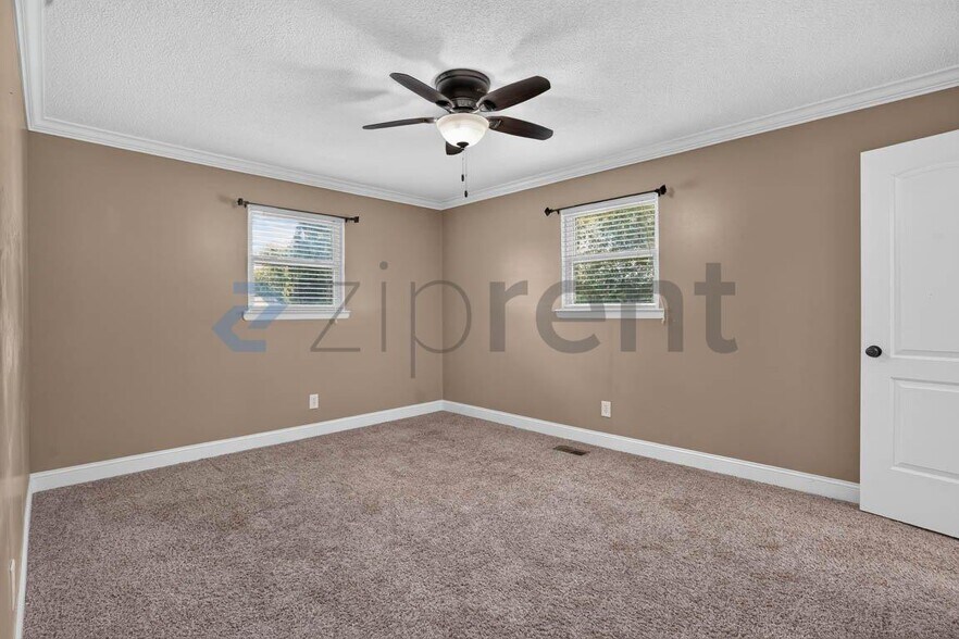 Building Photo - Unit