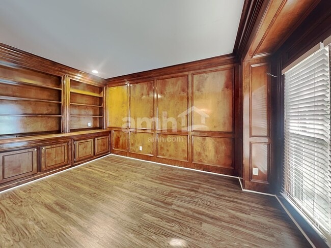 Building Photo - 1302 Hadaway Trail NE