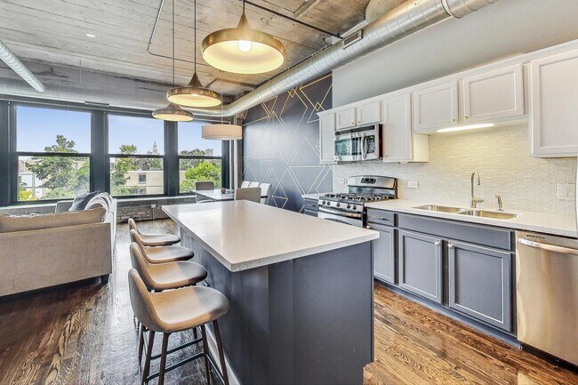 Building Photo - 1111 W 14th Plz