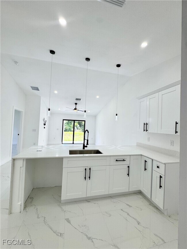 Building Photo - 668 Chemstrand St E