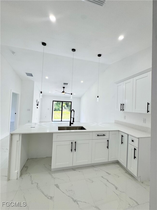 Building Photo - 670 Chemstrand St E