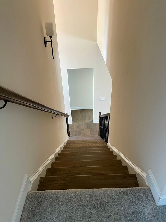 Building Photo - Gorgeous 5 bedroom 3.5 bath home in desira...