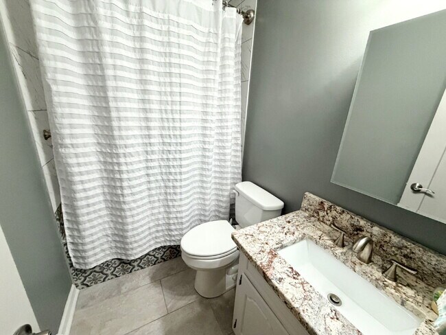 Building Photo - 4 Bedroom home Keowee Key Community