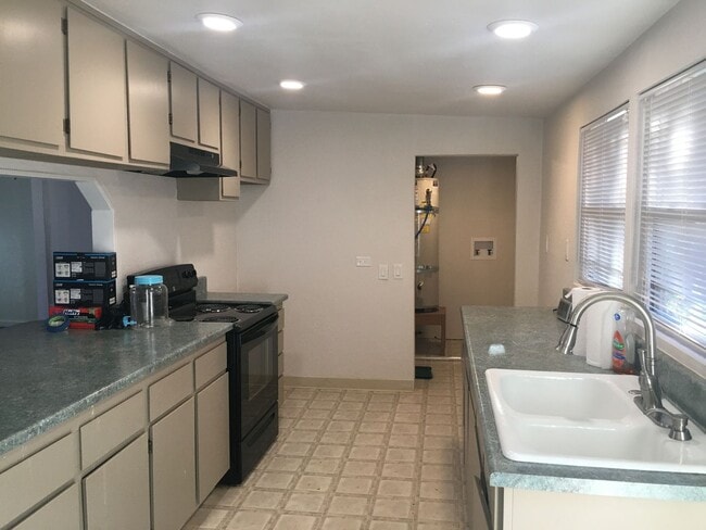 Building Photo - Paradise Cozy 2 bed one bath off of upper ...