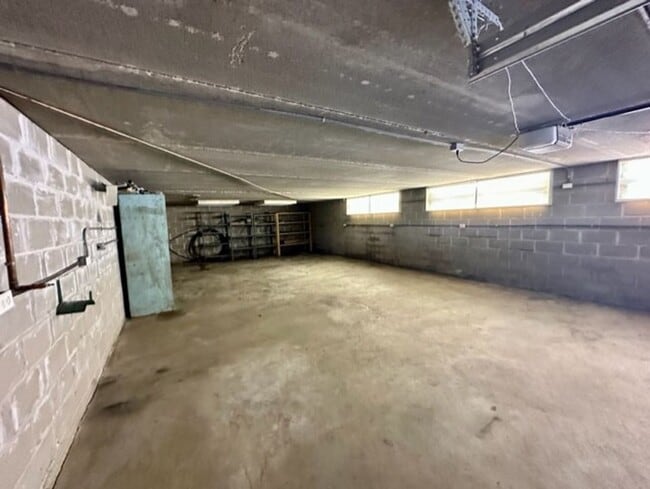 Building Photo - 6 bedroom, 4.5 bath Whitefish chain, 12 mo...