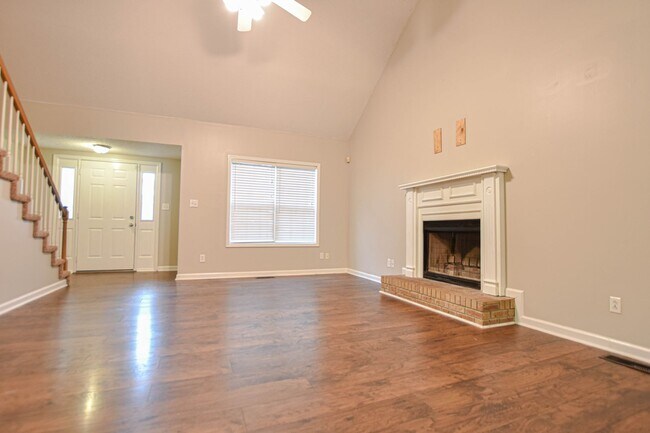 Building Photo - Pet Friendly Three Bedroom with Bonus!