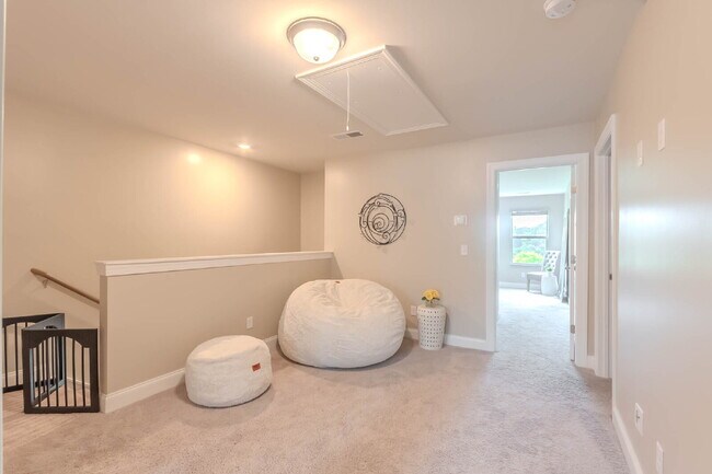 Building Photo - 3/2.5 Townhome w/ Garage. Great Location!