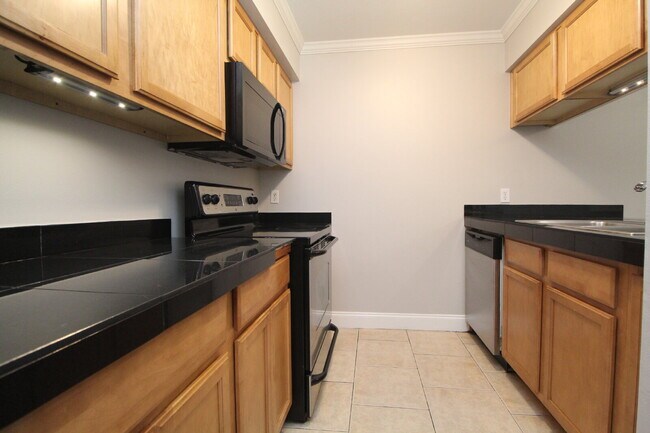 Building Photo - Updated Northeast Pensacola 3BR End-Unit Townhome Near UWF & Cordova Mall with Fresh Paint, New C...