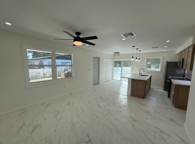 Building Photo - 1809 5th Ave W