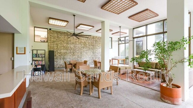 Building Photo - 501 Hahaione St