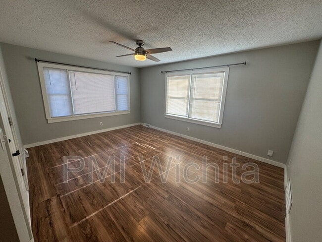 Building Photo - 923 N Sheridan St