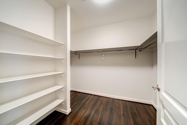 Building Photo - 6900 Fleetwood Rd