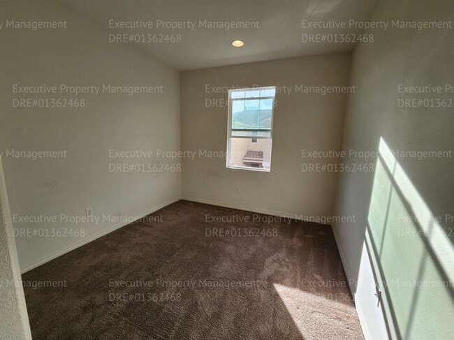 Building Photo - 3 bedroom/ 2.5 bathroom town home located in a secured gated community.